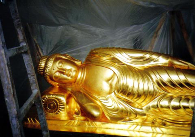 涅槃像（石彫＋金箔）