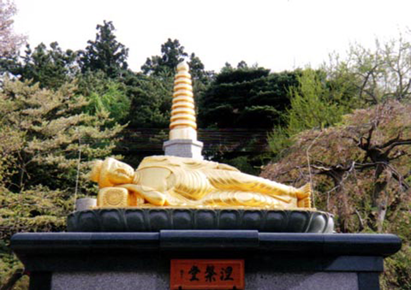 涅槃像（石彫＋金箔）