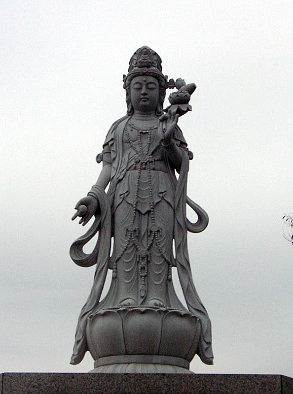 聖観音石像（8尺）