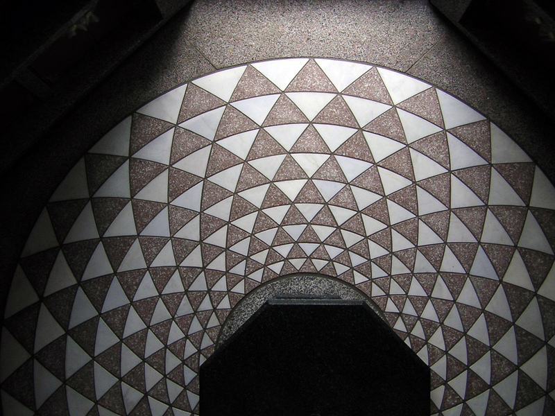 供養塔内部　床モザイク（制作：遊工房）