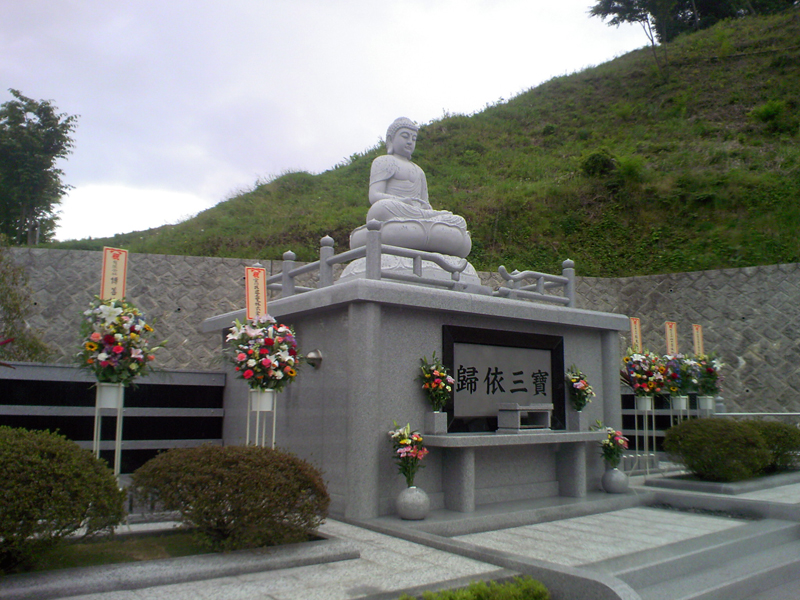 東京都日の出町　岩正院　永代供養墓（四角台座型＋石仏坐像）