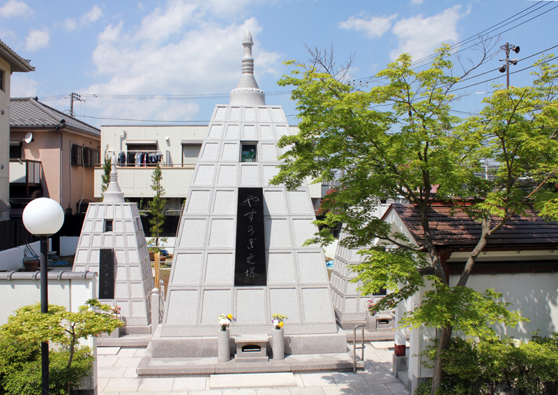 神奈川県川崎市　無量寺（ブッタガヤ型・永代供養塔）