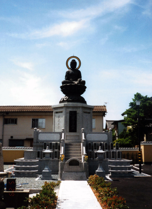 島根県松江市　信楽寺（永代供養塔＋青銅仏像）