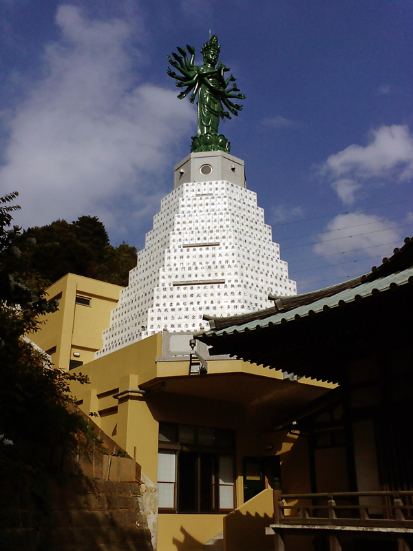 東京都町田市　東光寺（永代供養塔＋三十三尺千手観音青銅）